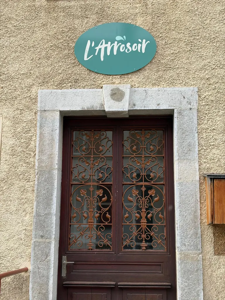 Création et pose d’une enseigne publicitaire pour l’entreprise L'Arrosoir à Noiraigue (Val-de-Travers)