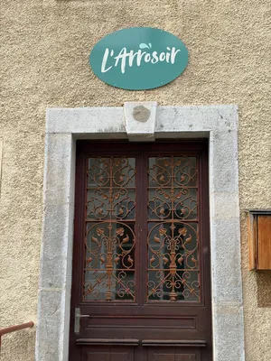 Création et pose d’une enseigne publicitaire pour l’entreprise L'Arrosoir à Noiraigue (Val-de-Travers)