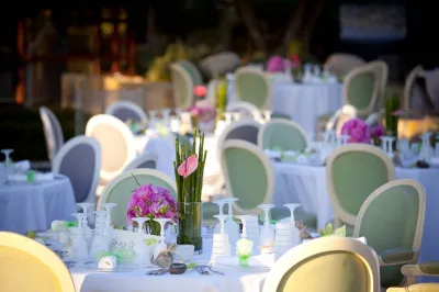 Organisation d'un Mariage velouté et chic et d'une cérémonie religieuse dans un Mas de Luxe avec piscine dans le Lubéron