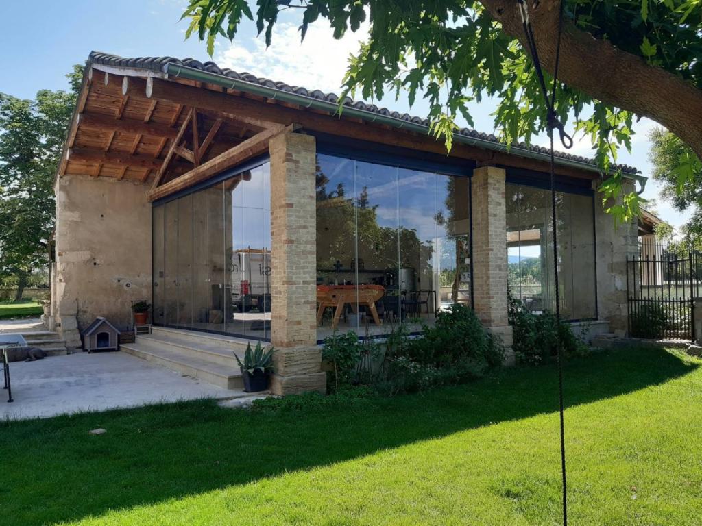 Installation de murs en verre pour pool house par Rossi