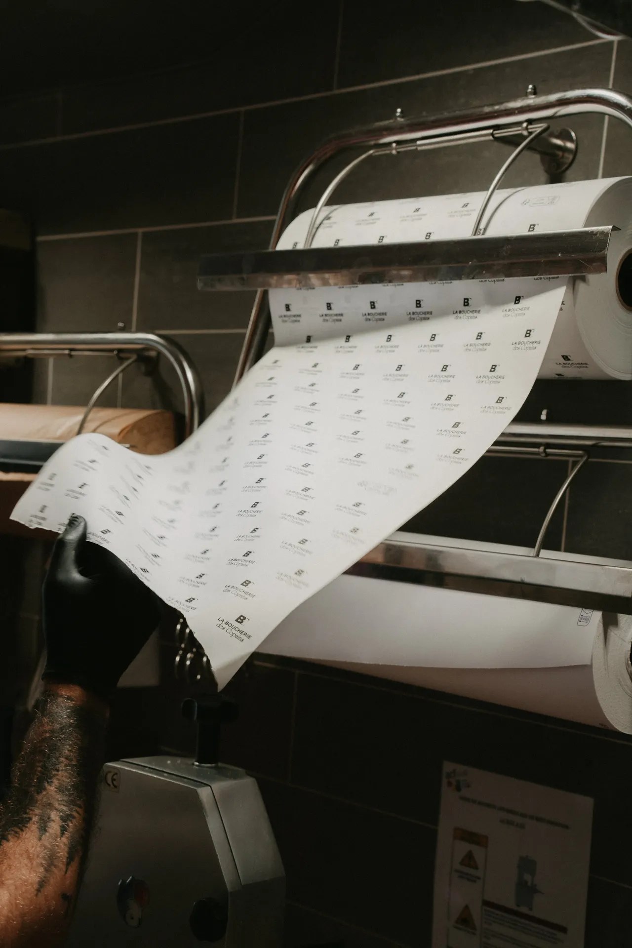 Jambon cru artisanal affiné avec soin, tendre et savoureux, idéal pour vos plateaux gourmands et repas quotidiens à Toulouse et Blagnac