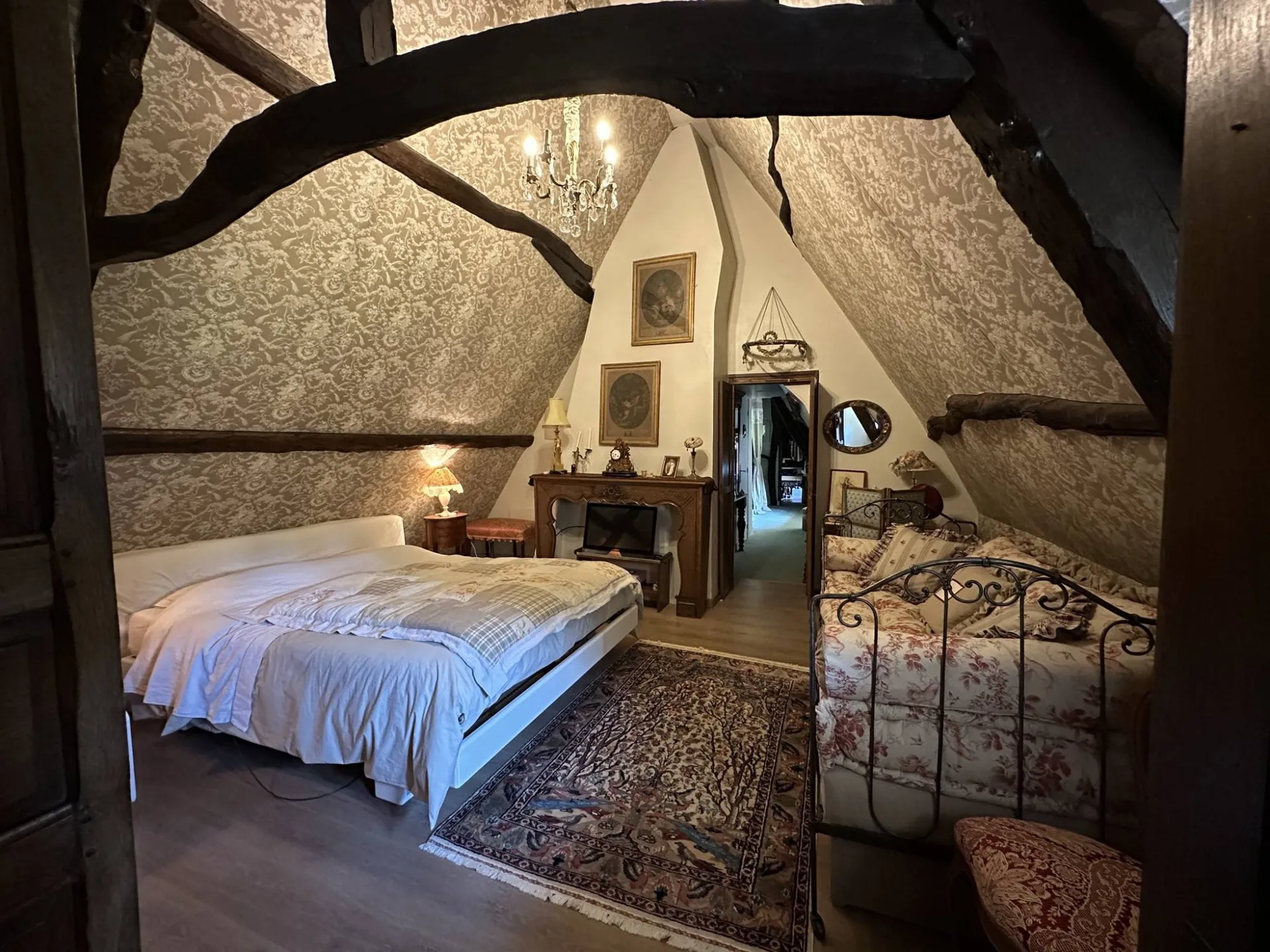 Vends Chaumière proche de Veules les Roses, en Normandie, offrant 220m² habitable sur un vaste jardin.