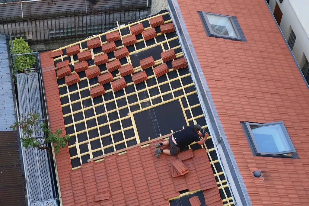 Rénovation d’une toiture avec liteaux bois et fenêtre de toit
