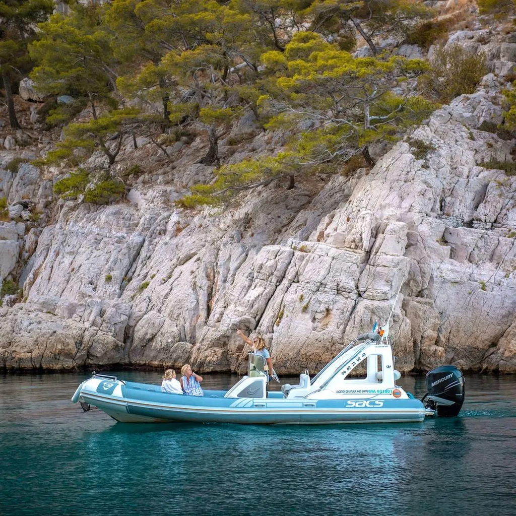 Semi-rigide l’Eden Boat naviguant dans les eaux turquoise des Calanques près de Cassis.