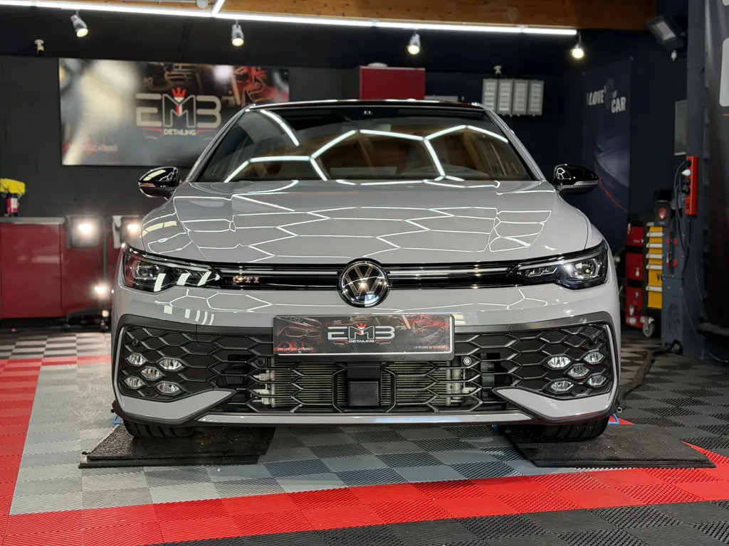 Rénovation carrosserie et traitement céramique Volkswagen Golf 8 GTI à Dardilly proche Lyon avec polissage professionnel par EMB DETAILING
