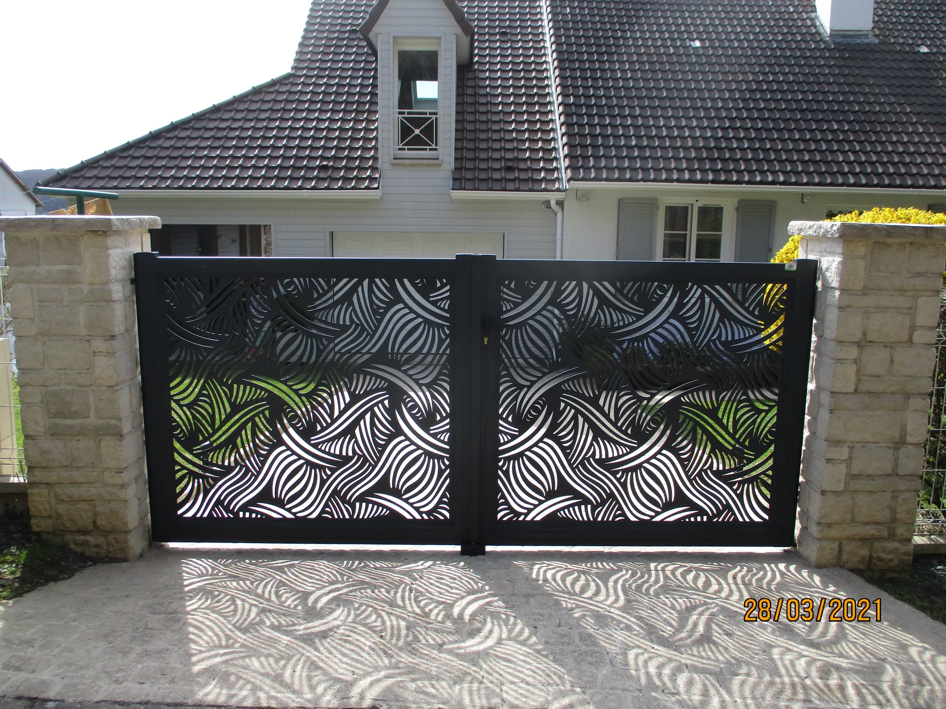 Installation d'un portail aluminium design proche de Pont-Audemer dans l'Eure (27) 