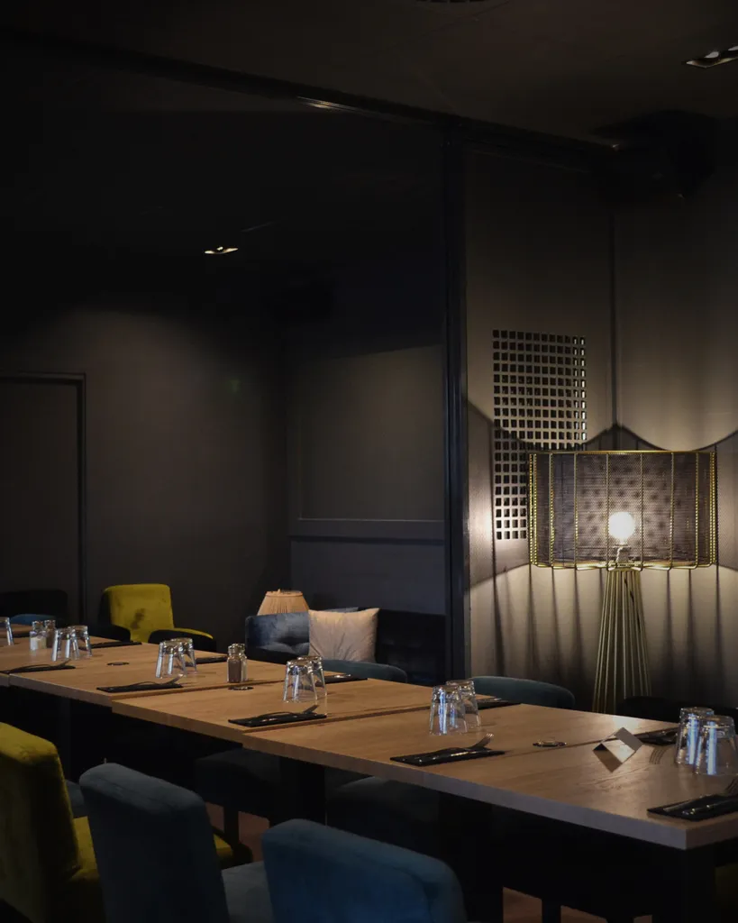 Dîner au restaurant avec des amis dans un restaurant chaleureux et festif à Saint-Priest