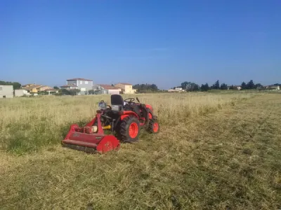 Le débroussaillage au tracteur d’une parcelle de plus de 10 000 m² contre l’incendie à Berre