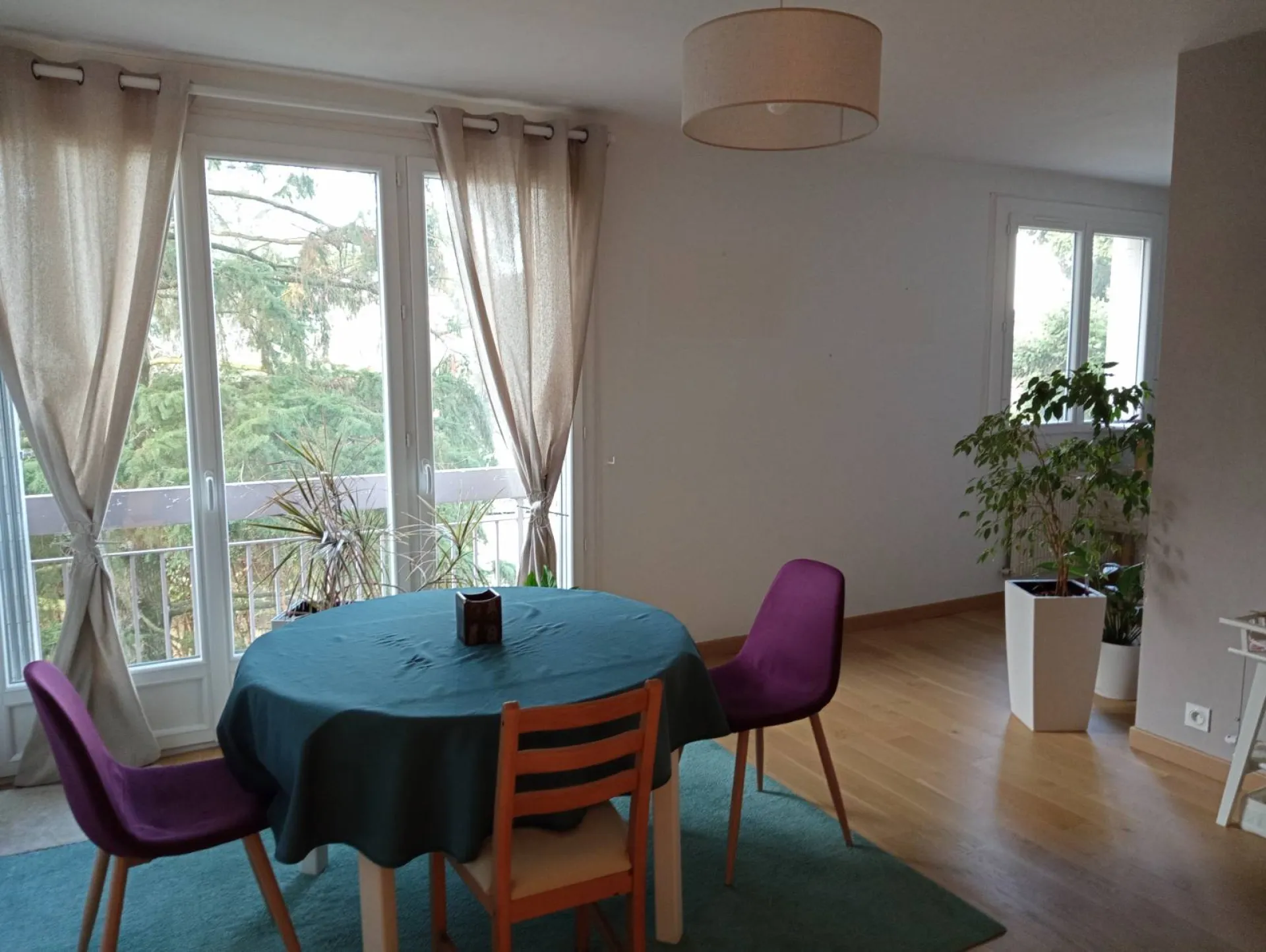 Salon avec vue jardin dans un appartement T3 proche transport à Bron