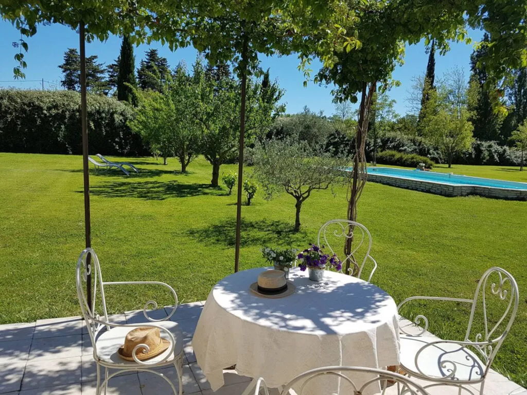 VILLA AVEC GITE ET PISCINE SUR 3590 M² AU CALME ABSOLU À PERNES-LES-FONTAINES   