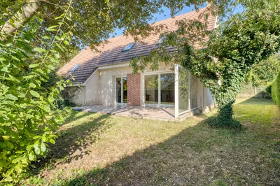 Maison d’architecte à vendre à Martin-Église : cette propriété d’environ 130 m² offre une architecture originale sur plusieurs demi-niveaux, à moins de 10 minutes de Dieppe.