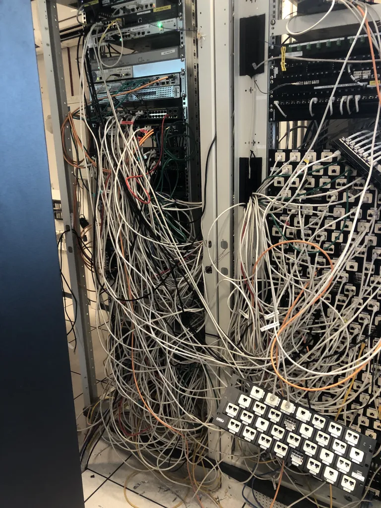 Expert en installation de réseaux informatiques à Aix-en-Provence, câblage structuré RJ45, pose de baies de brassage et déploiement de systèmes de caméras de vidéosurveillance IP.
