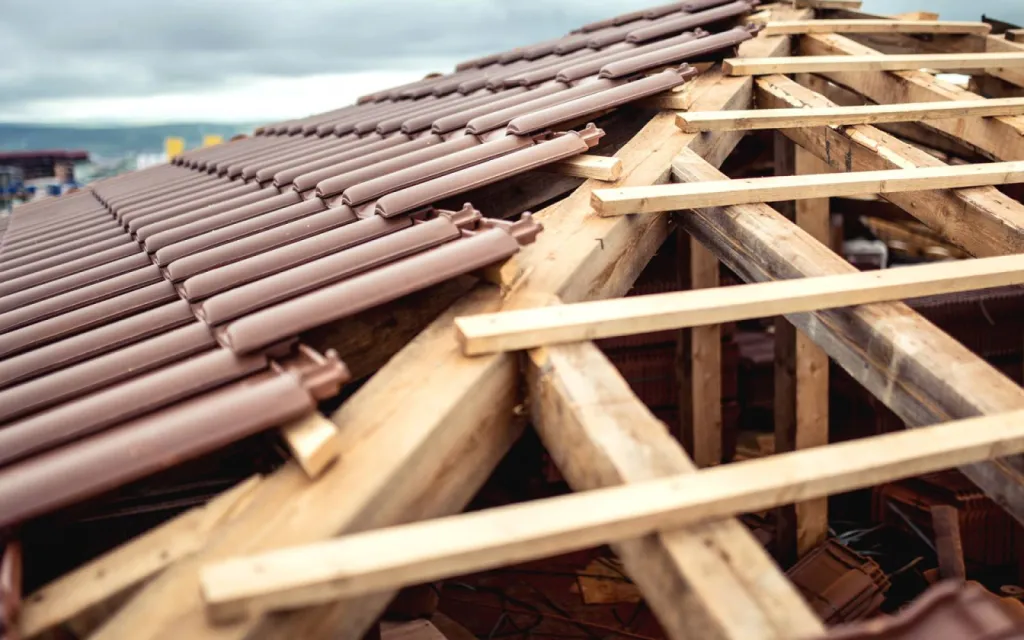 Couverture toiture Bordeaux : réfection complète avec zinguerie et réparation de fuites pour maison et bâtiment