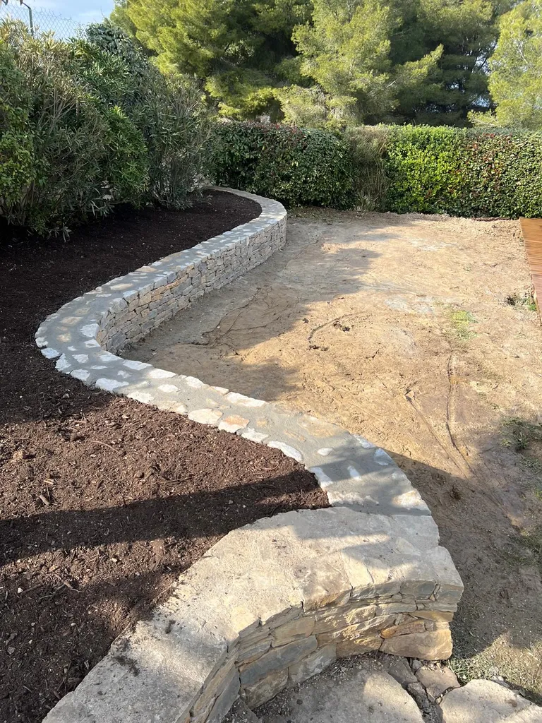 Aménagement paysager complet avec muret en pierres sèches et gazon de placage au Castellet