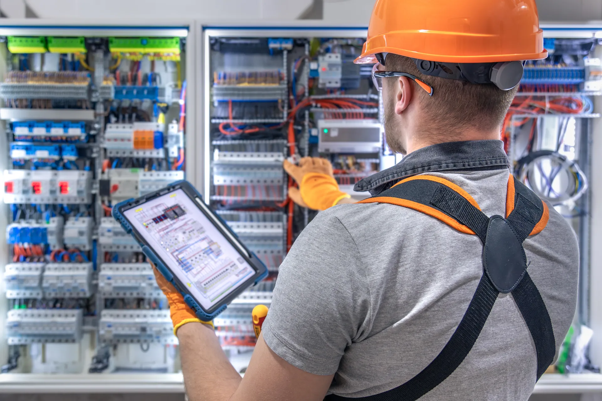 Encadrement en environnement industriel lors d’une session de maintien et actualisation des compétences en habilitation électrique à Marseille.