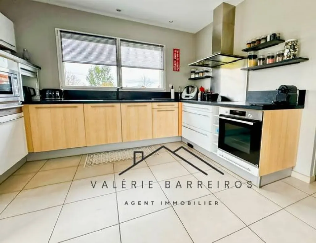 A saisir maison d'architecte de 7 pièces d'une superficie de 195 m² habitables sur un terrain de 1450m2 sur la commune de LA LONDE