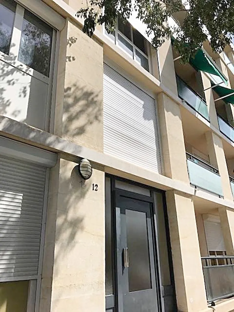 Façade de l'immeuble avec les volets roulants en ALU à Gardanne