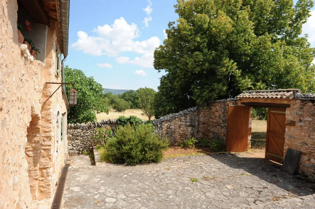 Ancienne ferme restaurée avec vue et annexes à vendre en Provence