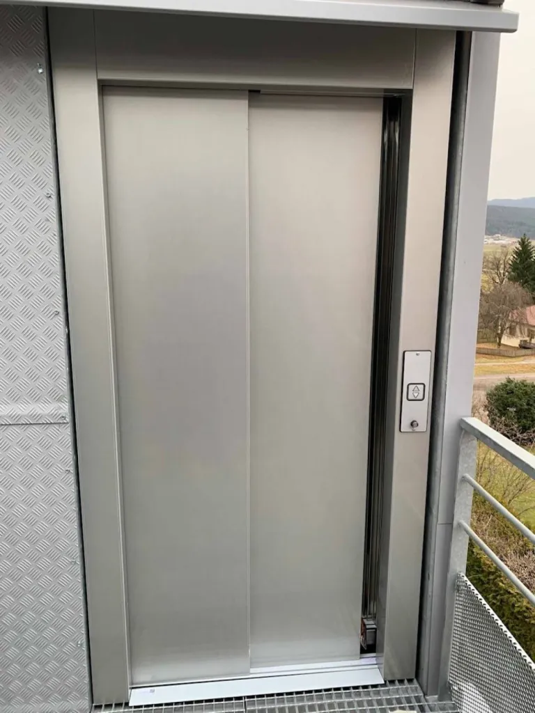 porte telescopique 2 vantaux sur ascenseur privatif VIMEC E10 en Avignon