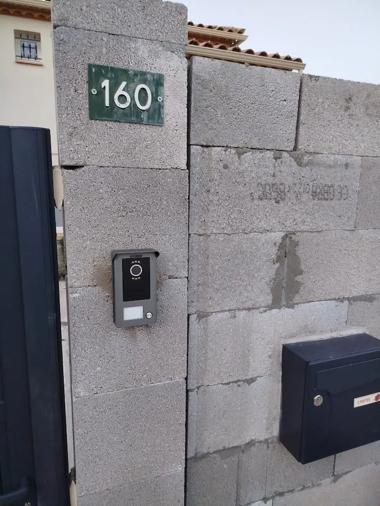 Installation complète d’un kit vidéophone FERMAX WAY FI pour portail et portillon à Saint-Sériès par Infiny Élec