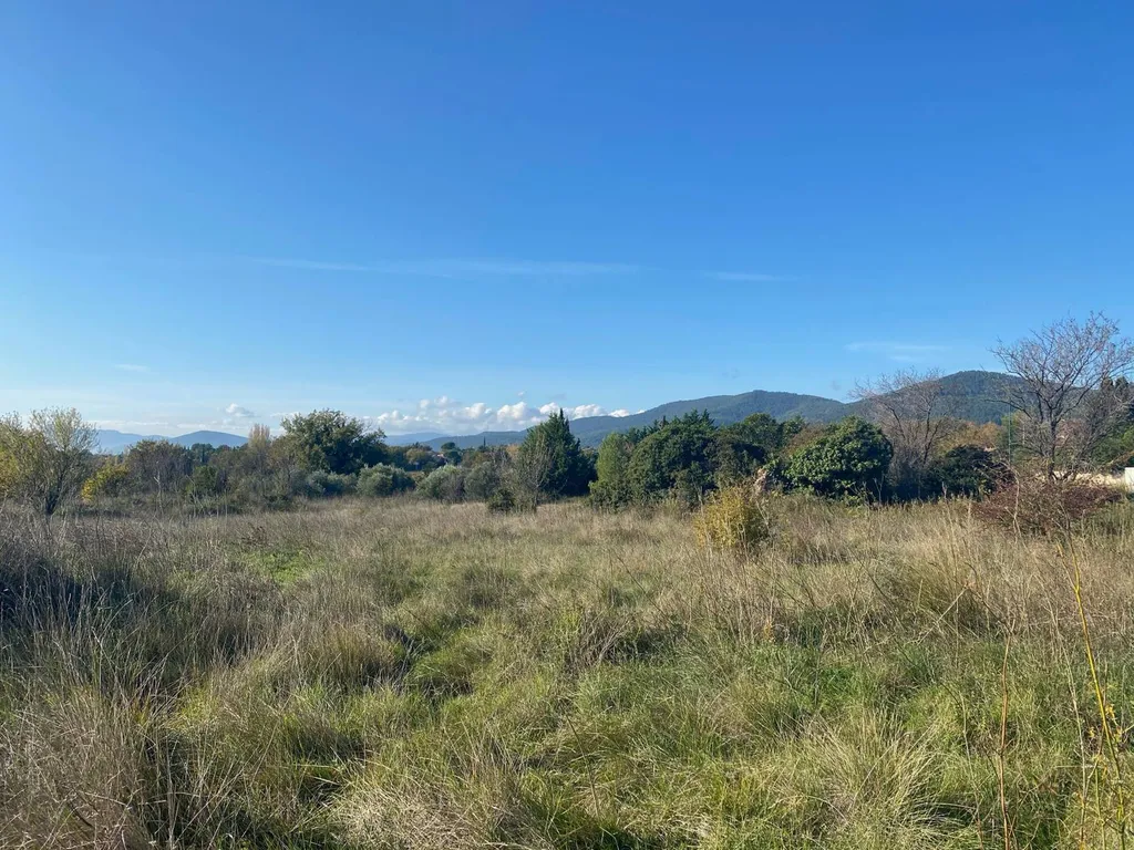 à construire sur terrain plat dans le Var