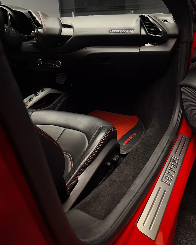 Rénovation complète du ciel de toit d’une Ferrari 488 GTB chez DSP Service