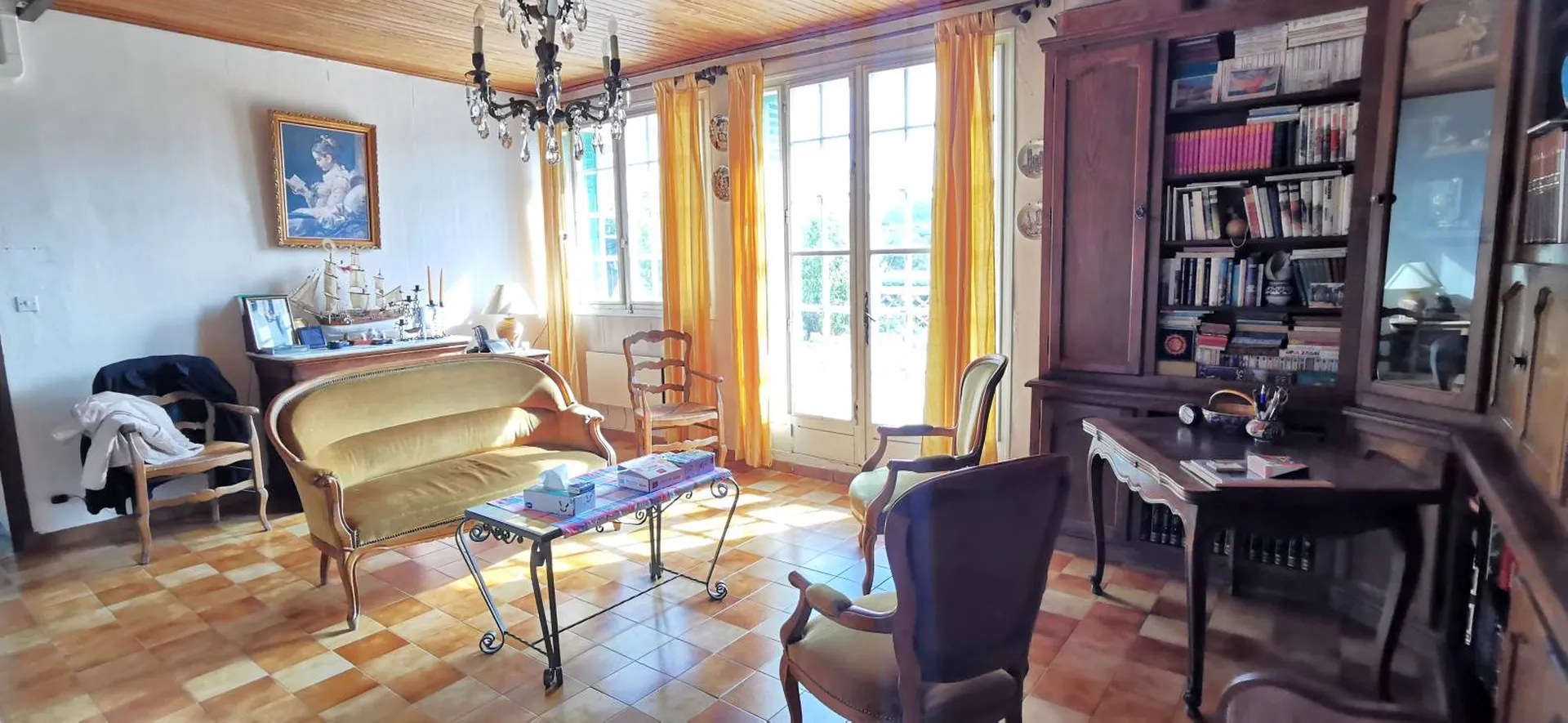 Maison T5/6 Cassis à proximité du port à pied avec garage et bénéficiant d'une vue dégagée sur le Cap