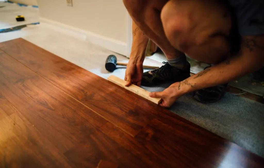 Rénovation de sol pour un rendu chaleureux et durable dans le temps.