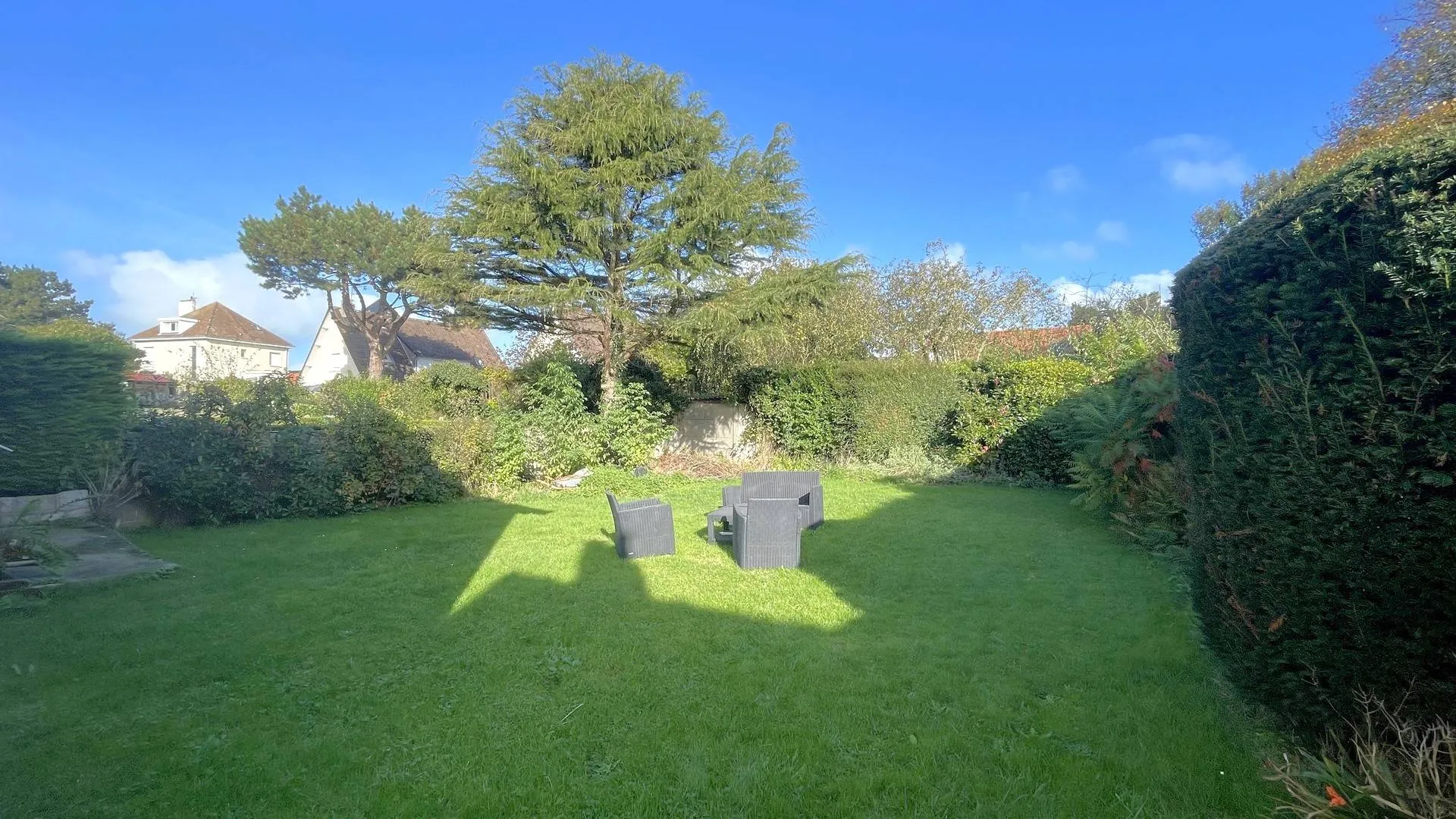 Maison à vendre avec place de stationnement : Place de stationnement supplémentaire dans le sous-sol.