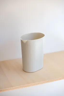 Vase-broc en porcelaine de Limoges finie mat et brillante pour décoration haut de gamme à Marseille et alentours