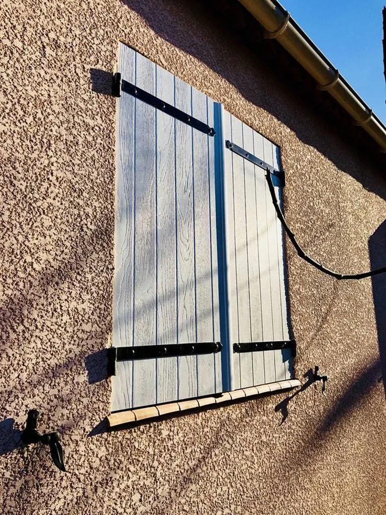 Volets battants solaire dans le Gard 