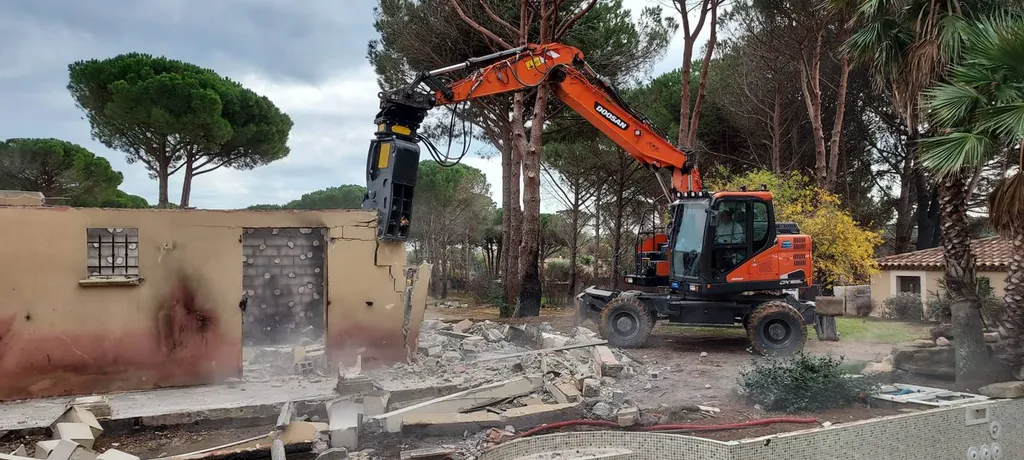 Démolition d'une maison sinistrée à Cogolin
