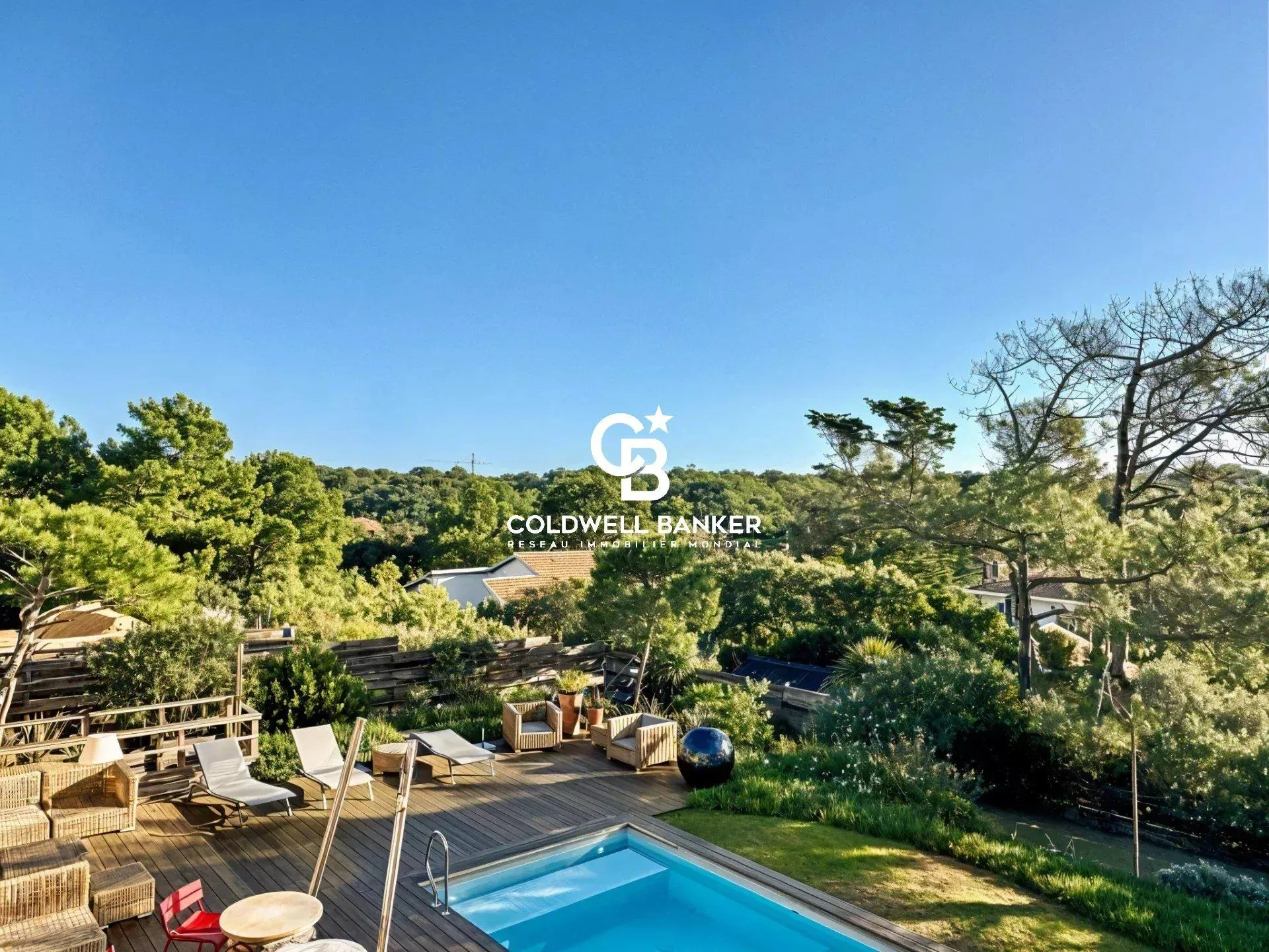 Maison à vendre à Hossegor – rénovée avec piscine, vue sur la canopée et accès plages à pied