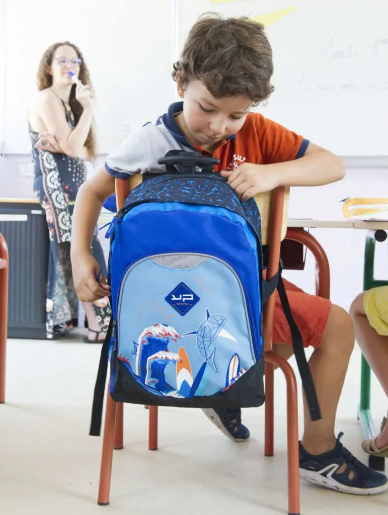 photographe maroquinerie sac à dos primaire en salle de classe