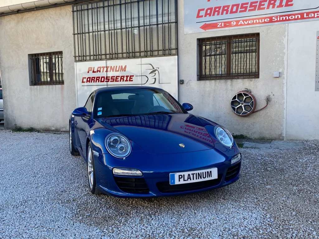 Carrosserie pour réparation à Carnoux, porsche 997 avec les deux ailes arrière abîmés. Platinum Carrosserie franchise offerte 