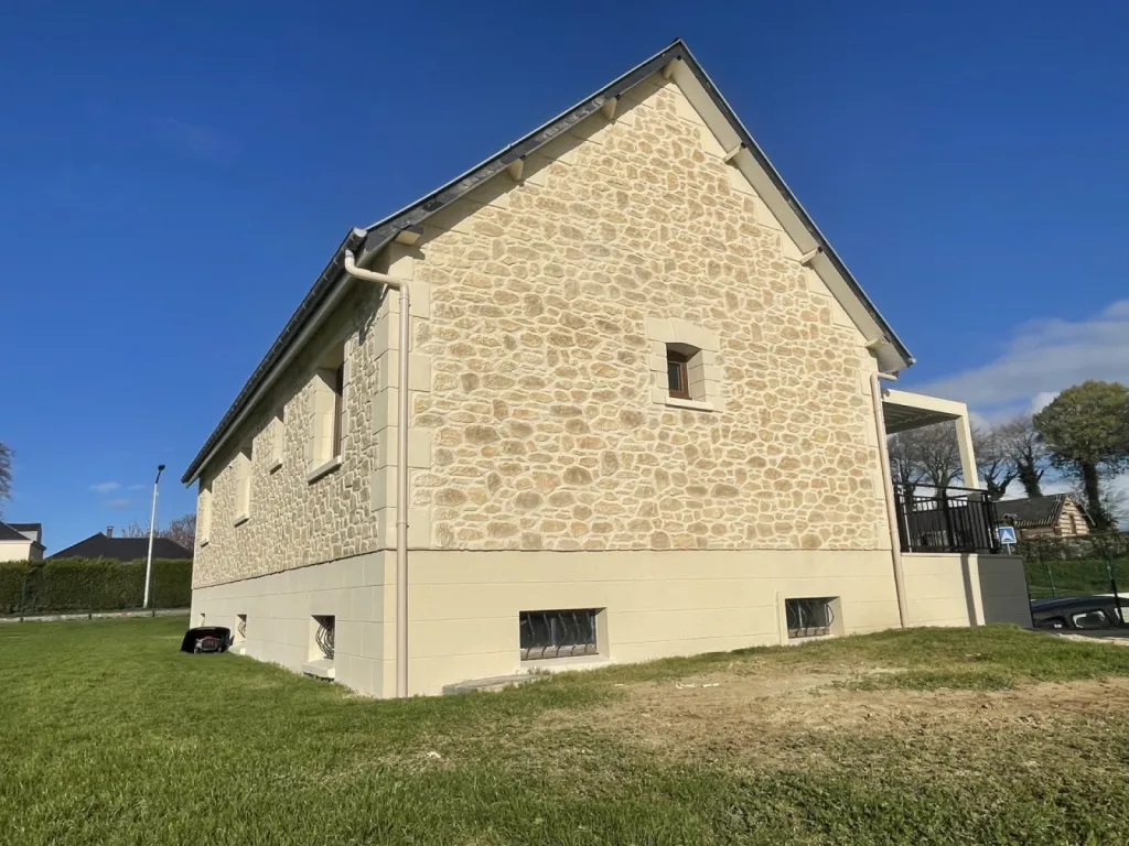 Ravalement enduit projeté à la chaux aérienne à la machine Le Havre 76. finition aspect pierre