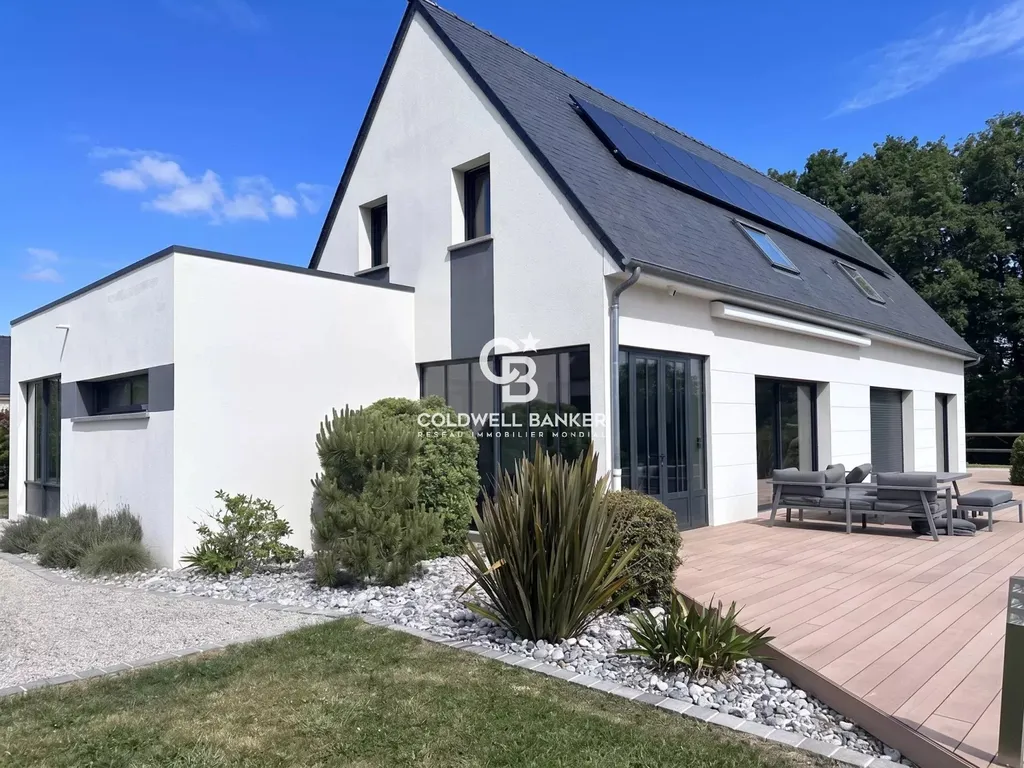 Terrasse et jardin paysager d'une maison contemporaine à vendre proche Le Mans