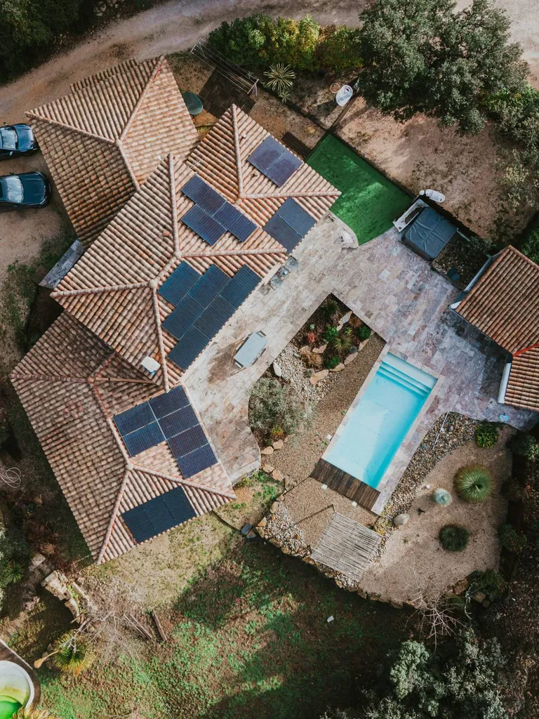 Cinéma sous les étoiles : votre pergola HCT à Saint-Gilles