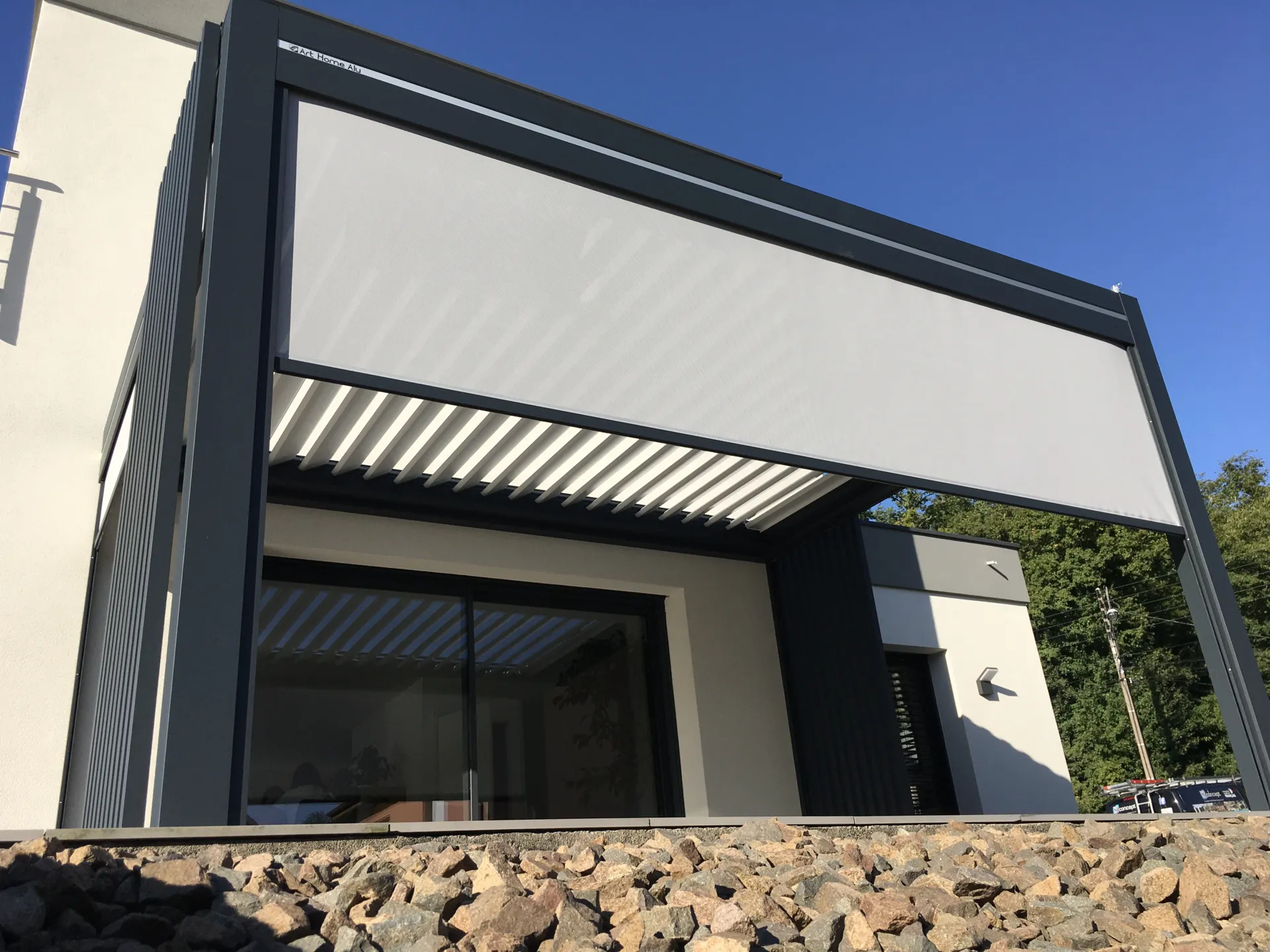 Installation d'une pergola bioclimatique aluminium adossée laqué teinte gris anthracite avec lames orientables à Seloncourt près de Belfort