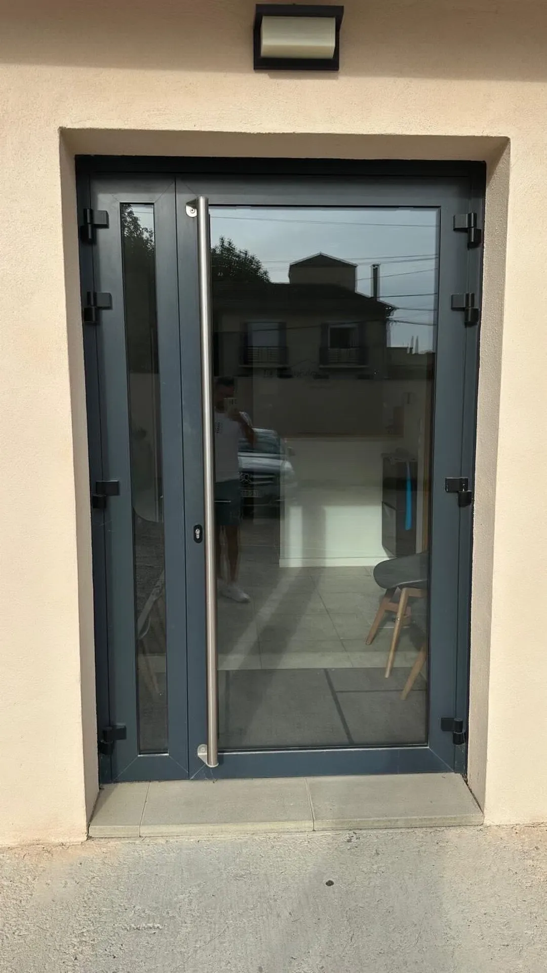 PORTE D’ENTRÉE ALUMINIUM POUR MAGASIN À AIX PUYRICARD