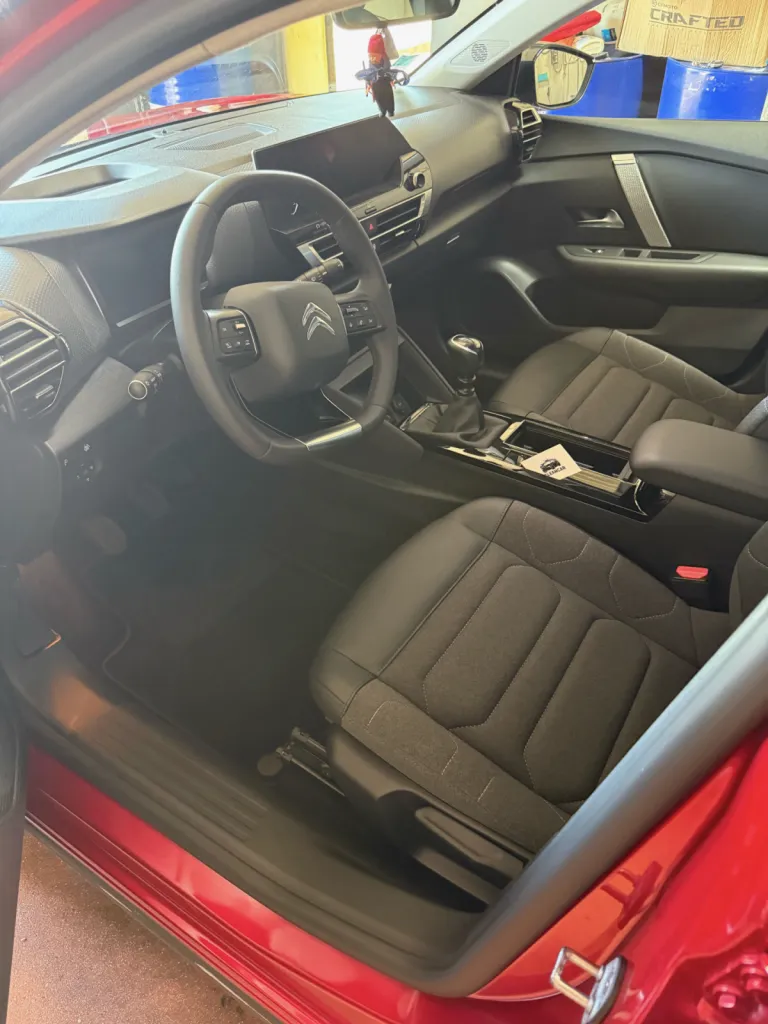 Nettoyage complet intérieur et extérieur d’une Citroën C4 très encrassée à la Talaudiere. Avec des procédés de detailing professionnel et soins adaptés.