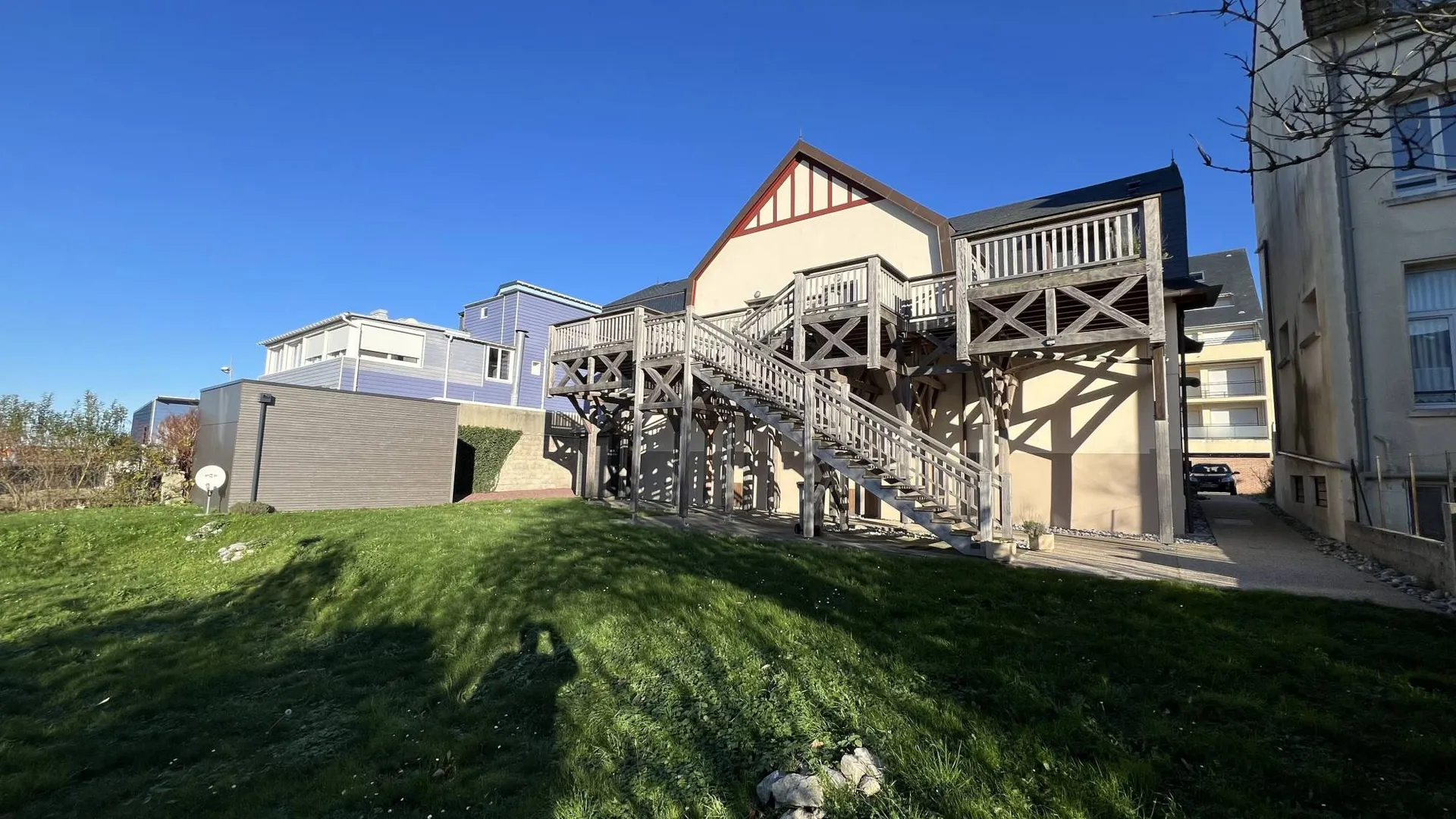 Immeuble de rapport à fort potentiel 186,5m² avec 5 appartements et garage 25m², idéal investisseurs, emplacement bord de mer à Criel-sur-Mer 76910