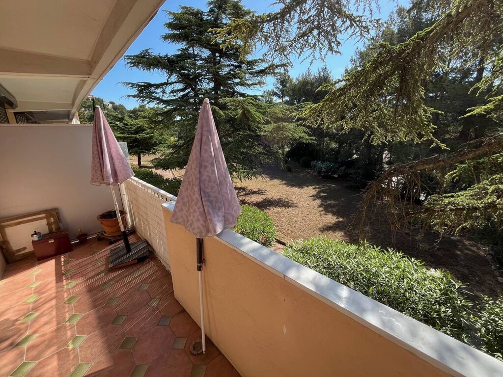 En vente sur carnoux studio avec balcon