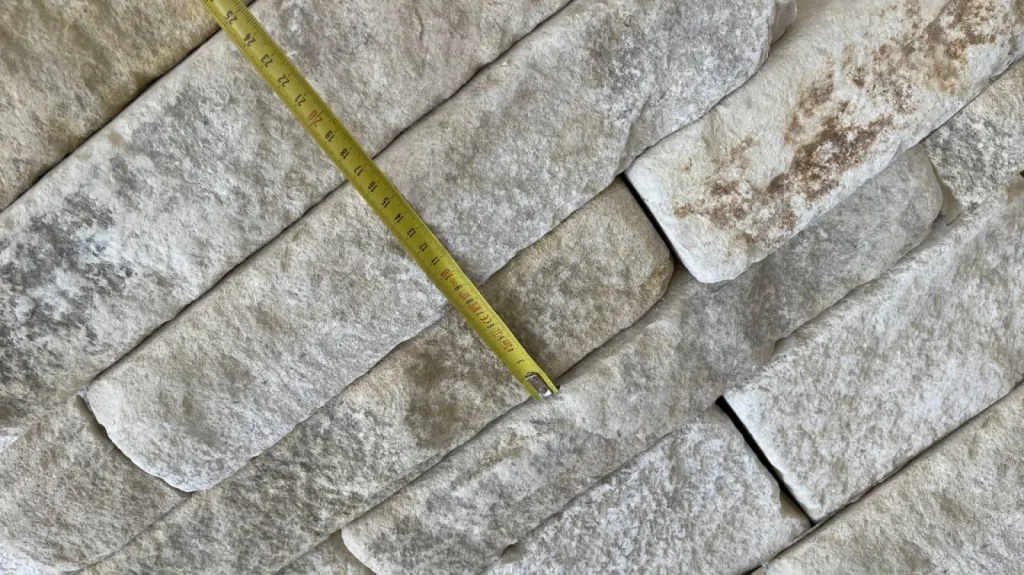 Travertin ou Montagnac pour dallage en pierre naturelle haut de gamme. Sol intérieur et sol extérieur