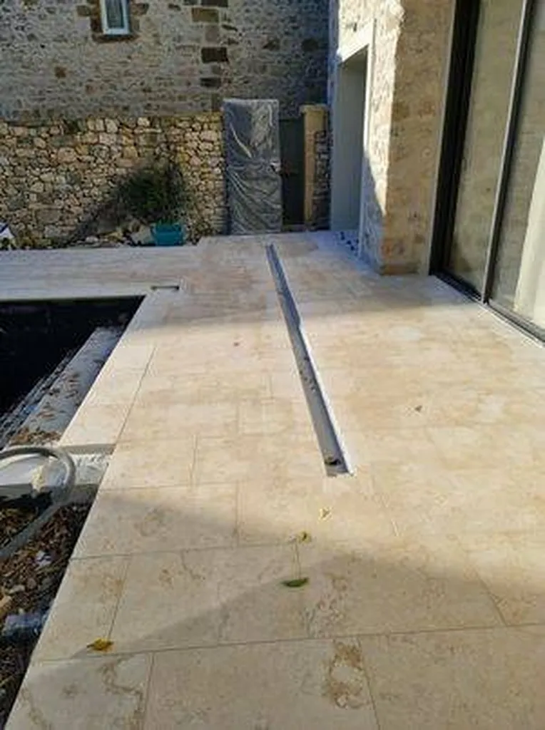 DALLAGES EXTERIEURS / TERRASSE EN PIERRE NATURELLE DE SAHARA JAUNE FINITION SABLEE AU FORMAT 60x40x1 CM
