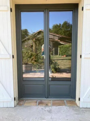 Pose en rénovation d'une fenêtre PVC de couleur gris anthracite sur la commune de Arsac prés de Bordeaux 