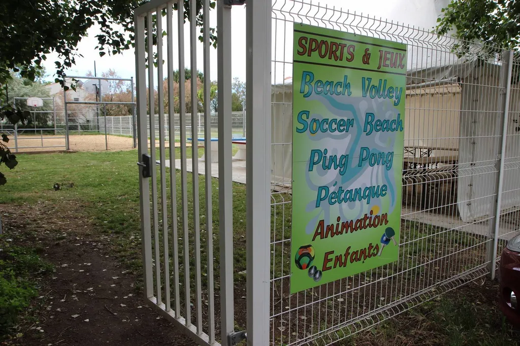 terrain multisport à 150m de la plage de vias