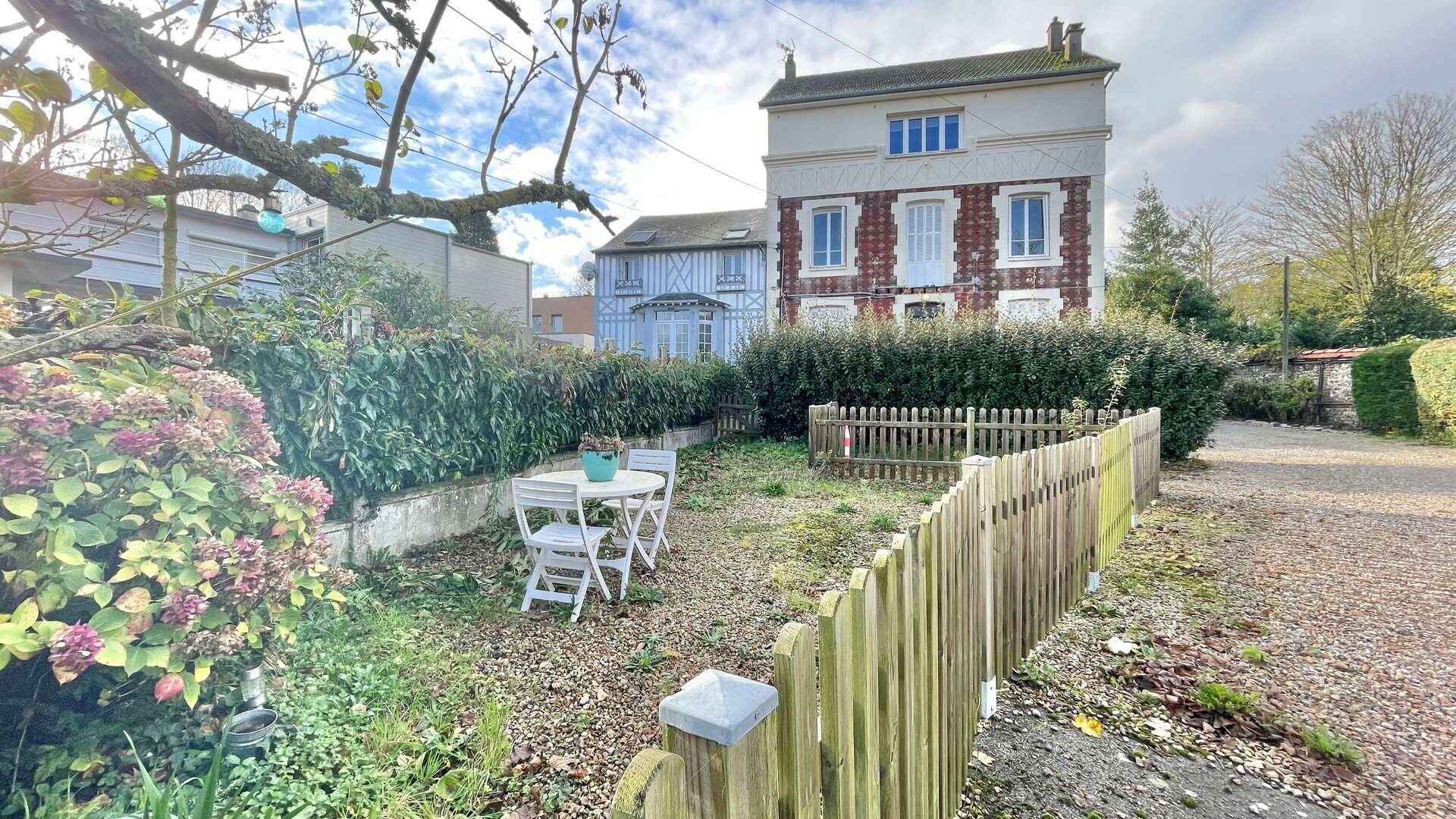 À vendre à Dieppe : Appartement atypique dans un ancien couvent de 1615 : Un bien chargé d’histoire, idéal pour un investissement ou un pied-à-terre.