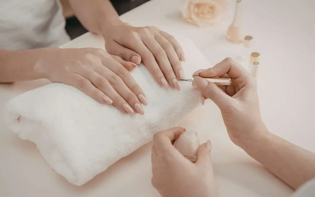 Pose de vernis semi permanent pour des ongles brillants avec tenue longue durée et finition nette pour une manucure parfaite au quotidien proche Mérignac