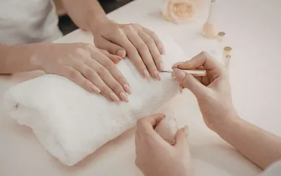 Pose de vernis semi permanent pour des ongles brillants avec tenue longue durée et finition nette pour une manucure parfaite au quotidien proche Mérignac